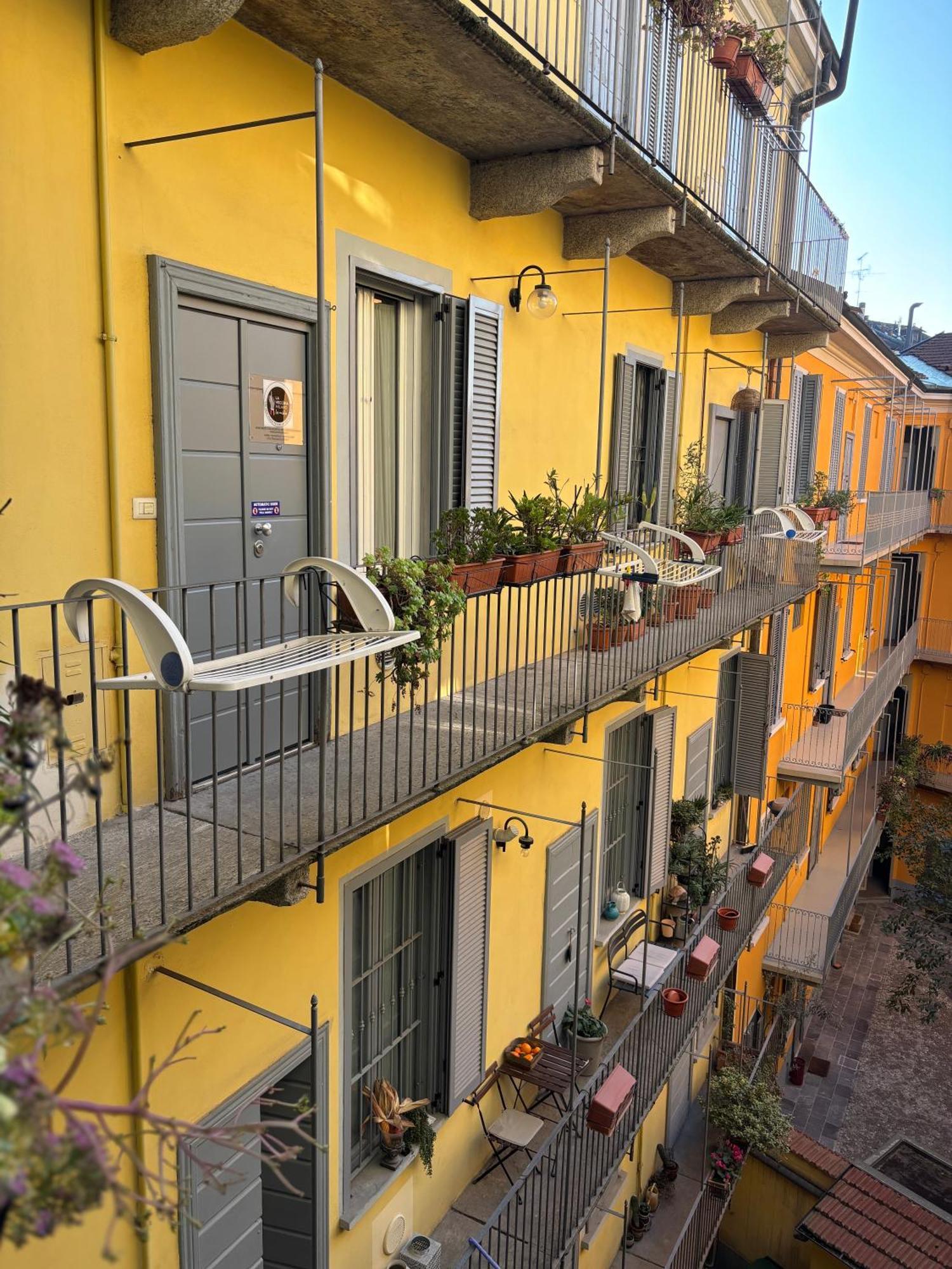 La Vecchia Milano-les Nubles Vannucci - Il Ballatoio E Il Cortile Milán